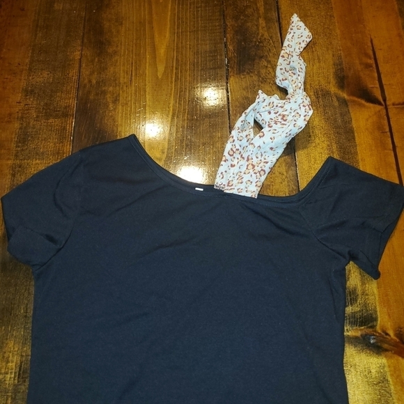 Black top cold shoulder ribbon strap Small - Picture 3 of 10